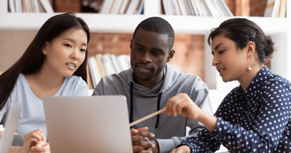 What makes an opinion essay convincing and clear